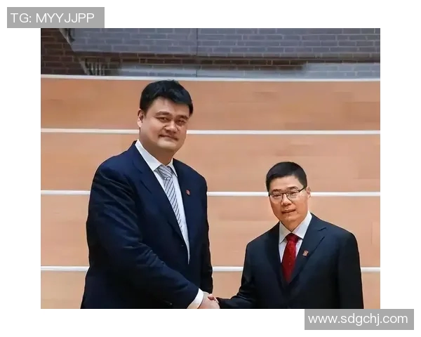 姚明球迷热情拍手为偶像加油展现篮球精神与团结力量