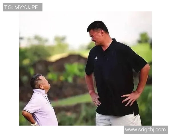 姚明翘腿引发热议网友纷纷点赞其幽默风趣与运动员魅力