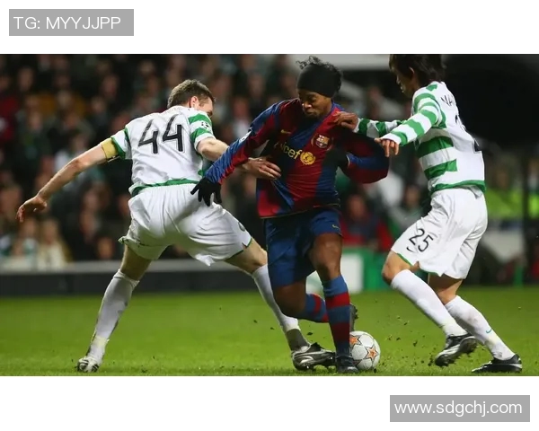 揭秘足球明星私下生活的真实样子与趣味瞬间照片大赏