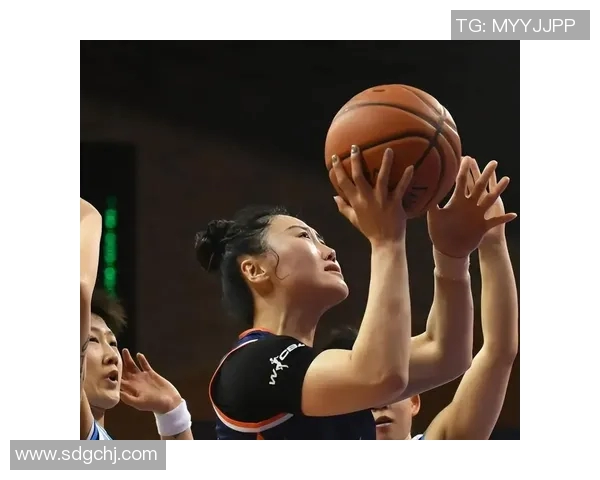 篮球明星携手女性球员共舞赛场展现激情与实力的精彩对决